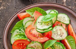 Огуречно-томатный салат с луком