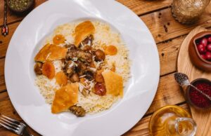 Булгур с грибами и луком на сковороде