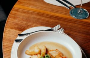 Минтай с луком в сметане на сковороде