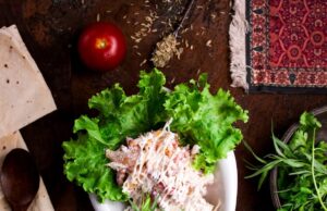 Салат с вареным мясом и солеными огурцами