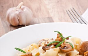 Паста с курицей и грибами в сливочном соусе