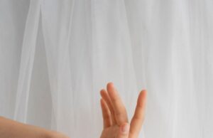 Чешутся обе ладони рук одновременно: народные приметы и научные объяснения