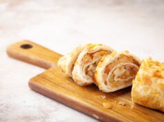 Мака-рулет из слоеного теста