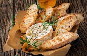 Батон с сыром и чесноком в духовке