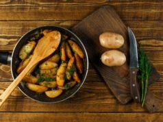 Тушеная картошка с ребрами в кастрюле