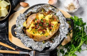 Картофель с мясом в духовке в фольге