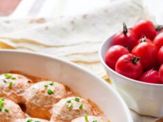 Фрикадельки в духовке с сметанным соусом