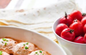 Фрикадельки в духовке с сметанным соусом