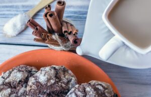 Торт «Колбаска» из печенья и какао: простой рецепт