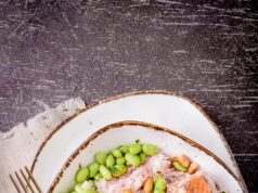 Салат из куриной грудки и горошка