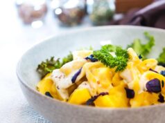 Салат с сыром, ананасами и чесноком