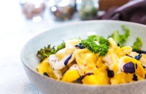 Салат с сыром, ананасами и чесноком