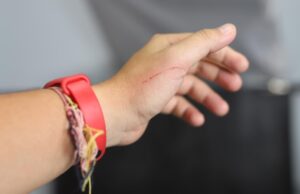 Заговоры на красную нить на запястье