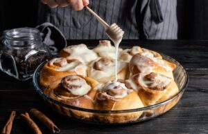 Дрожжевые плюшки в духовке