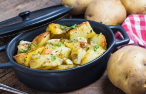 Картошка в духовке с маслом и чесноком