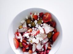 Фасолевый салат с сухариками