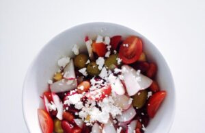 Фасолевый салат с сухариками