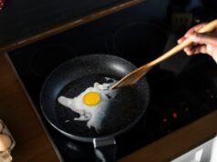 Яичница на завтрак: 5 вкусных вариантов на сковороде