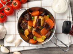 Тушеная свинина на сковороде с подливкой