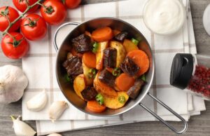 Тушеная свинина на сковороде с подливкой