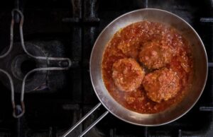 Тефтели с подливкой на сковороде: рецепт