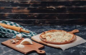 Пицца на сковороде с майонезом и яйцами