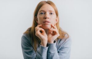 Сны о выдавливании гноя на лице: толкование