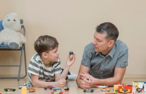 Милана и папа весело проводят время в Roblox