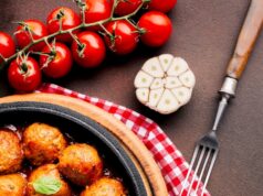 Тефтели с пюре и подливкой: рецепт