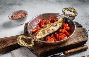 Скумбрия с помидорами и луком в духовке