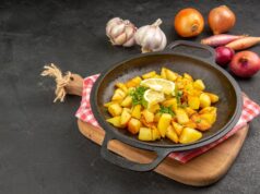 Тушёная индейка с картошкой на сковороде