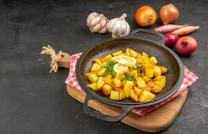 Тушёная индейка с картошкой на сковороде