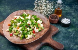 Салат из сыра, чеснока и майонеза