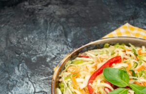 Рецепт салата из пекинской капусты, курицы и ананаса