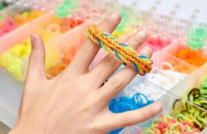 Мастерство браслетов из резинок на пальцах