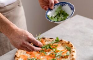 Пицца на сковороде на кефире: простой рецепт