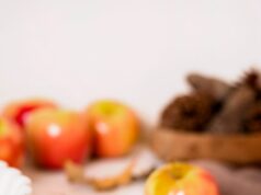 Шарлотка из слоеного теста с яблоками