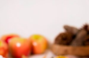 Шарлотка из слоеного теста с яблоками