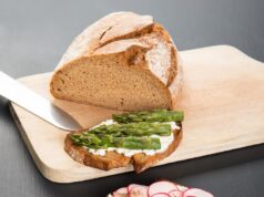 Селедка на черном хлебе: простая и вкусная закуска