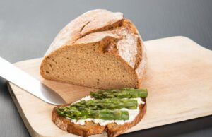 Селедка на черном хлебе: простая и вкусная закуска