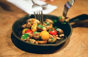 Шампиньоны на сковороде: простой рецепт