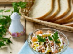 Куриный салат с горошком