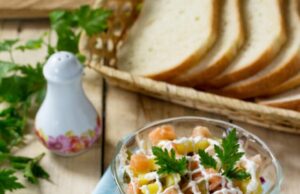 Куриный салат с горошком