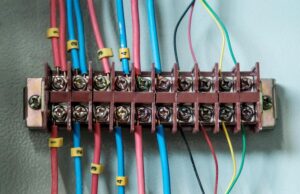 Соединение проводов в распределительной коробке с помощью клемм