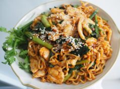 Вкусный вок с яичной лапшой и курицей