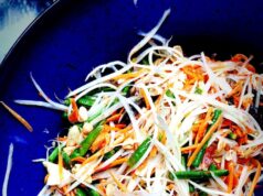 Салат с фунчозой, морковью и огурцом