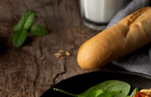 Омлет с молоком и помидорами на сковороде