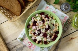 Салат из сухариков, колбасы и фасоли