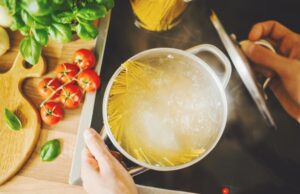 Заливка из сметаны для тефтелей на сковороде