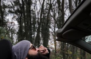 Сновидение за рулем с мужчиной